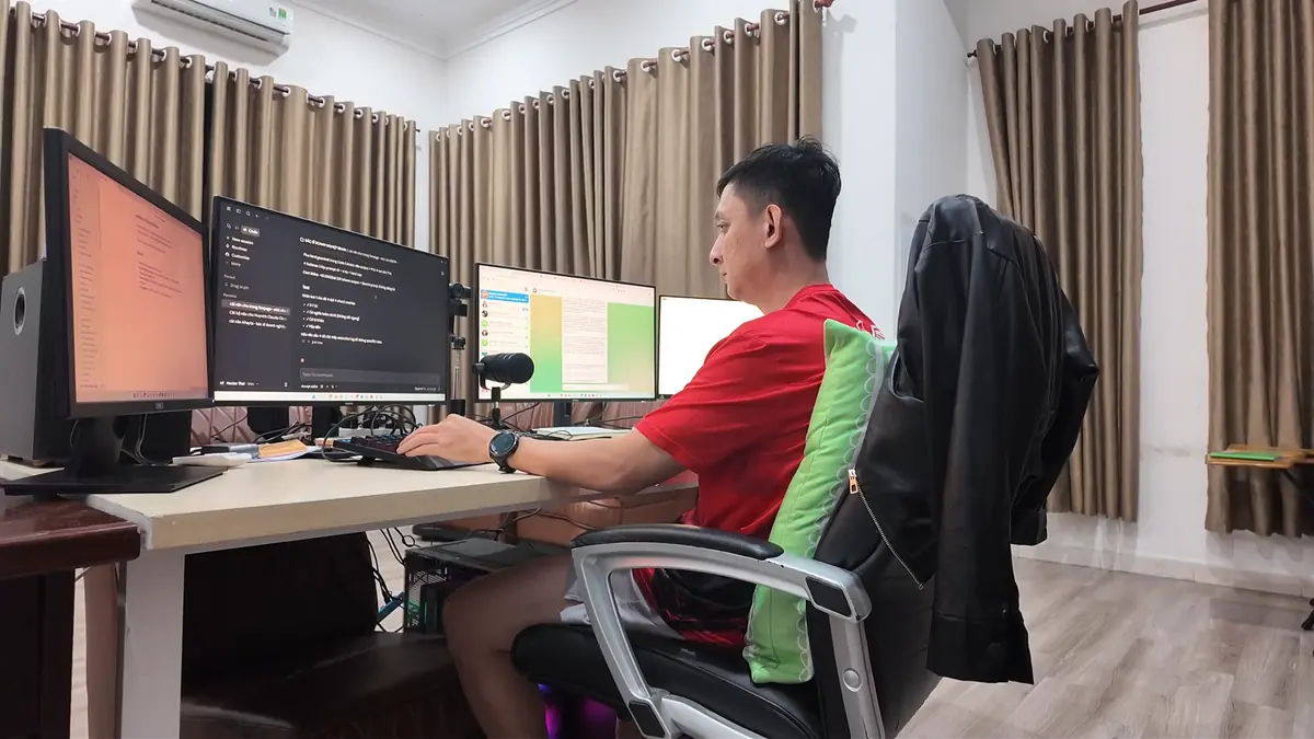 Thái Thượng Hoàng Huynh làm việc bên dàn màn hình, một màn hình đang chạy AI Agent