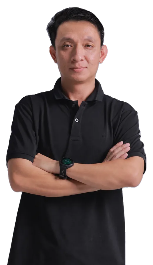 Chân dung Thái Thượng Hoàng Huynh, áo polo đen, khoanh tay